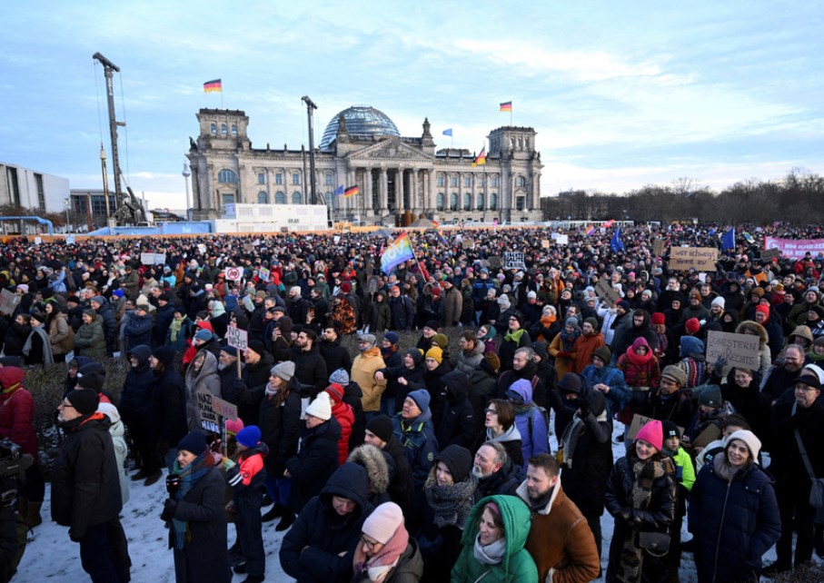 ドイツ、極右政党の移民政策に抗議広がる　数十万人がデモ