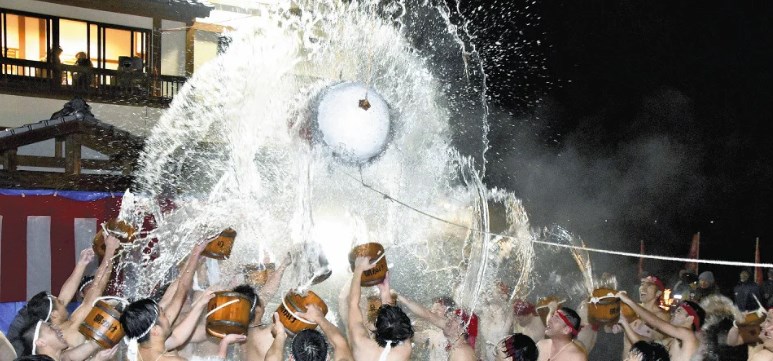 【群馬】厳寒の中ふんどし姿の男衆が「お祝いだーっ」と…伝統の奇祭「湯かけ祭り」4年ぶり開催