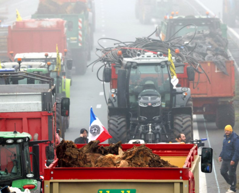 フランス全土で農家がEU規制に抗議　道路封鎖相次ぎ物流や交通混乱
