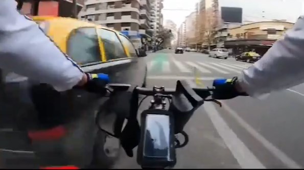 【動画】イギリスの正義系自転車Youtuber、路駐する車のミラーを破壊しまくる🤜