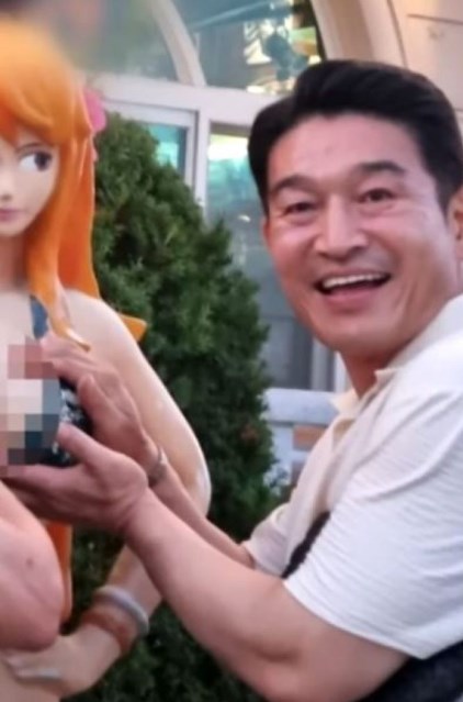 韓国「数年に及ぶ」セクハラ疑惑の市議、女性造形物の胸触って笑顔の認証ショット