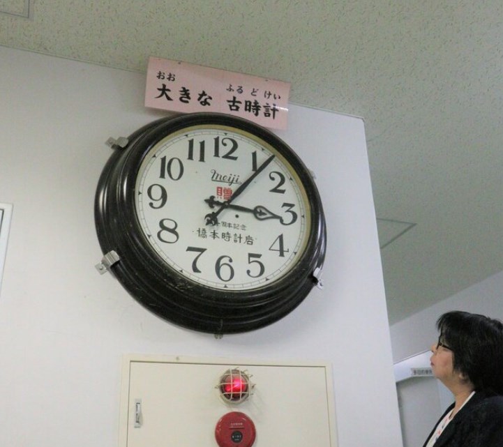 滋賀県の小学校にある今はもう動かない「大きな古時計」、能登半島地震をきっかけに突然動き出す