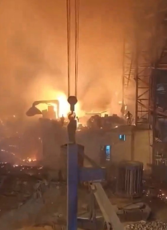 【動画】インドの製鉄所で1500℃の溶けた鉄が漏れて現場は地獄絵図🔥🧘🔥