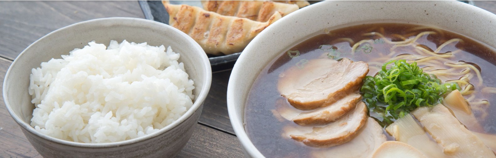 中国人「うぁあ、餃子おかずにラーメン食ってるアル…」