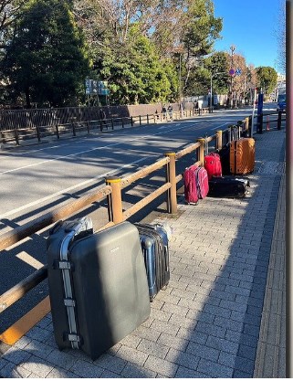 【なぜ】上野恩賜公園周辺の歩道に放置された複数のスーツケース…１カ月以上も放置されている真相とは？