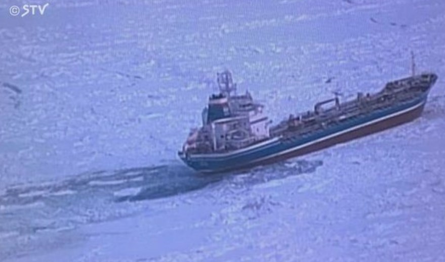 ロシアのタンカー流氷に囲まれ航行不能に　海上保安庁が救出