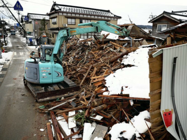 【能登地震】倒壊した家屋のがれき、所有者と連絡とれず撤去の同意難しく…復旧作業や生活の妨げに