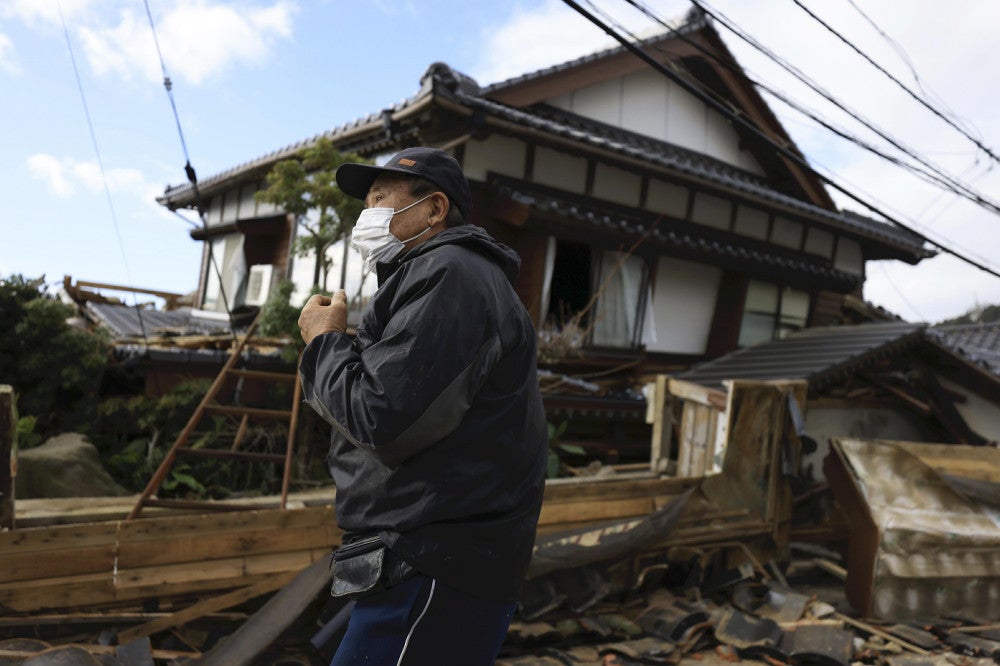 がれきから冷たくなった娘2人、崩れ落ちた家の前で立ち尽くす男性…地震と津波に襲われた輪島