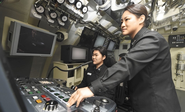 【朝鮮日報】 韓国海軍初の女性潜水艦乗組員9人誕生…米・日などに続いて14番目