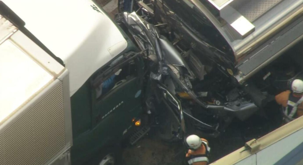 【阪神高速事故】前の車と挟まれた車が大破し男女２人死亡…追突したトラック運転手逮捕「前を見ていなくて」