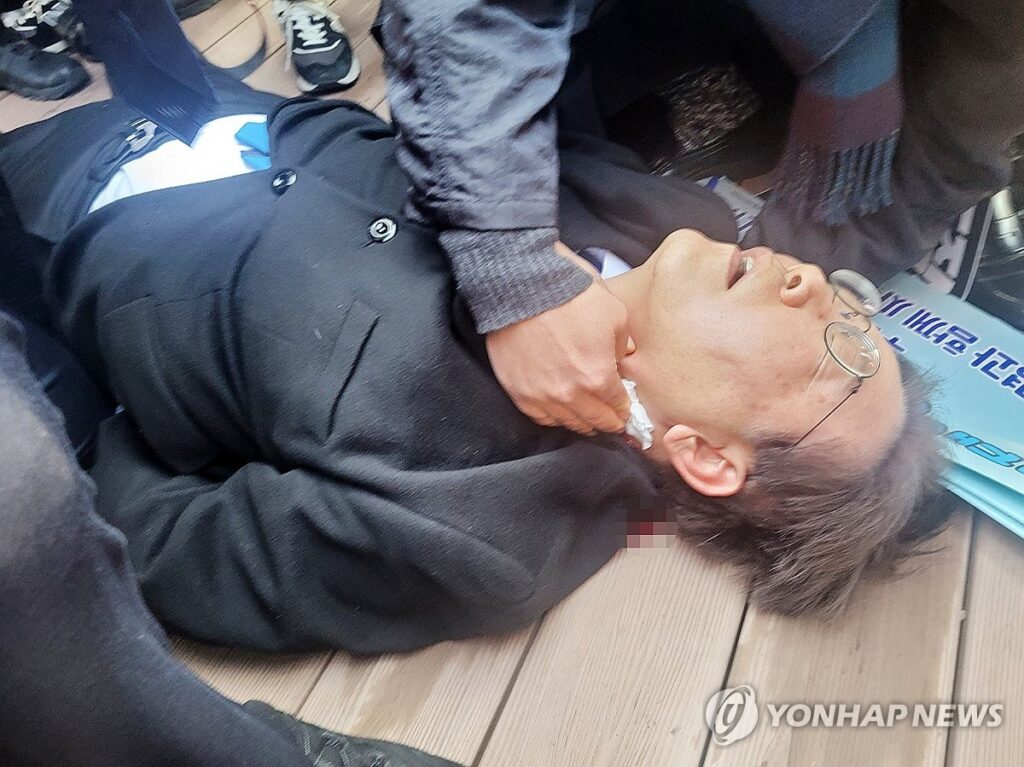 最大野党代表の李在明氏襲撃される　首から血を流し倒れる＝韓国
