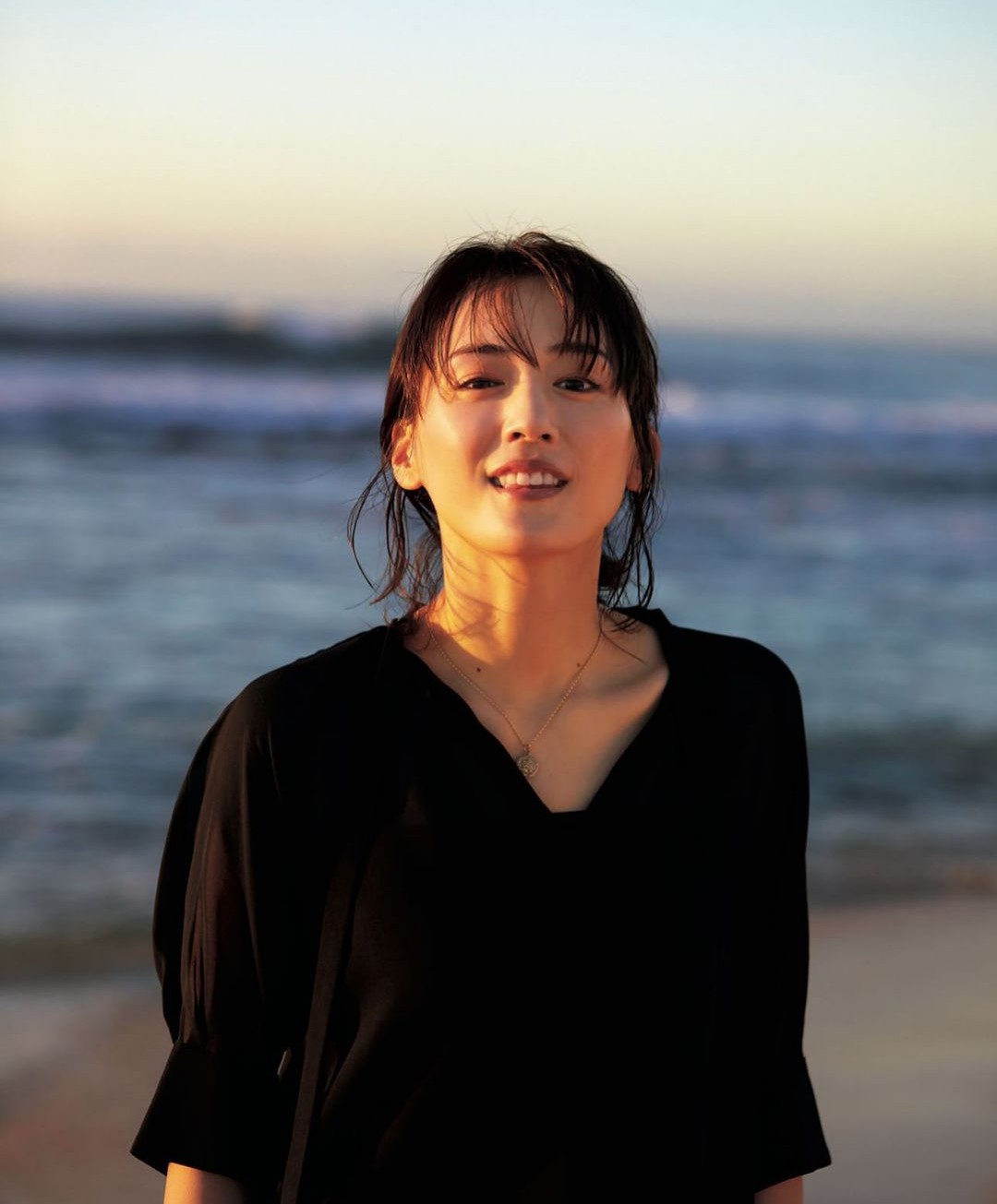 【芸能】綾瀬はるか、水着ショットを披露！　ハワイの海で開放的なグラビア企画