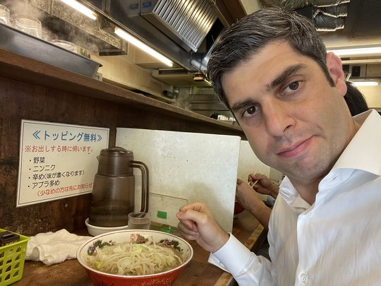 【ジョージア大使】「箸が止まりません」　日本の人気ラーメン店を訪れたジョージア大使　オペレーションに感激