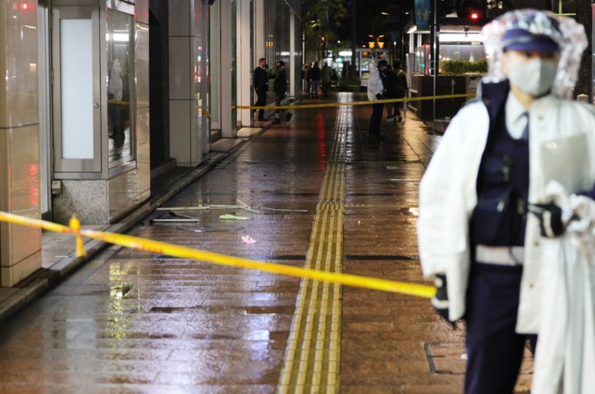 福岡・天神の歩道に出血した男性、重体　「建物の窓から落下」の情報