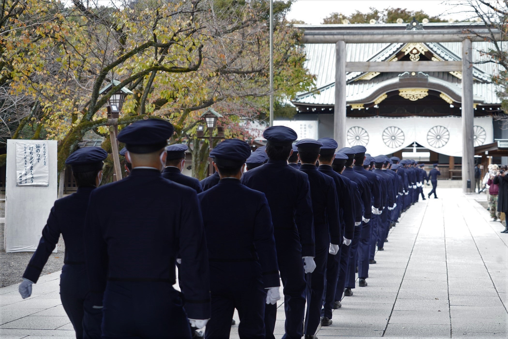 【靖國】恒例の『防衛大学校生』東京行進。前日に横須賀の防衛大学校正門を出発して靖国神社に到着をすると制服に着替えて参拝をされています。