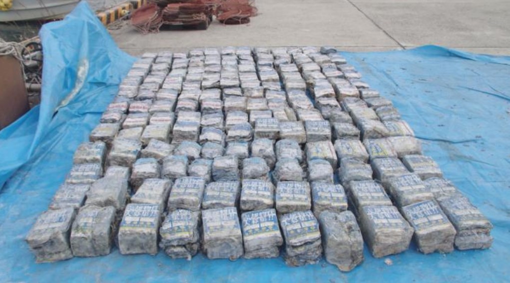 【不法投棄】チラシ１７万枚以上海へ捨て　７４歳男逮捕　北九州