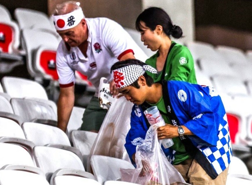 【サッカー】脚光を浴び続ける日本の”ゴミ拾い”がアジア杯の海外サポーターに波及！ 「心温まる振る舞い」と開催国メディアが注目