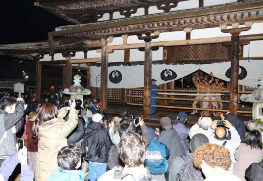 京都・法界寺で「裸踊り」、体を激しくぶつかり合う