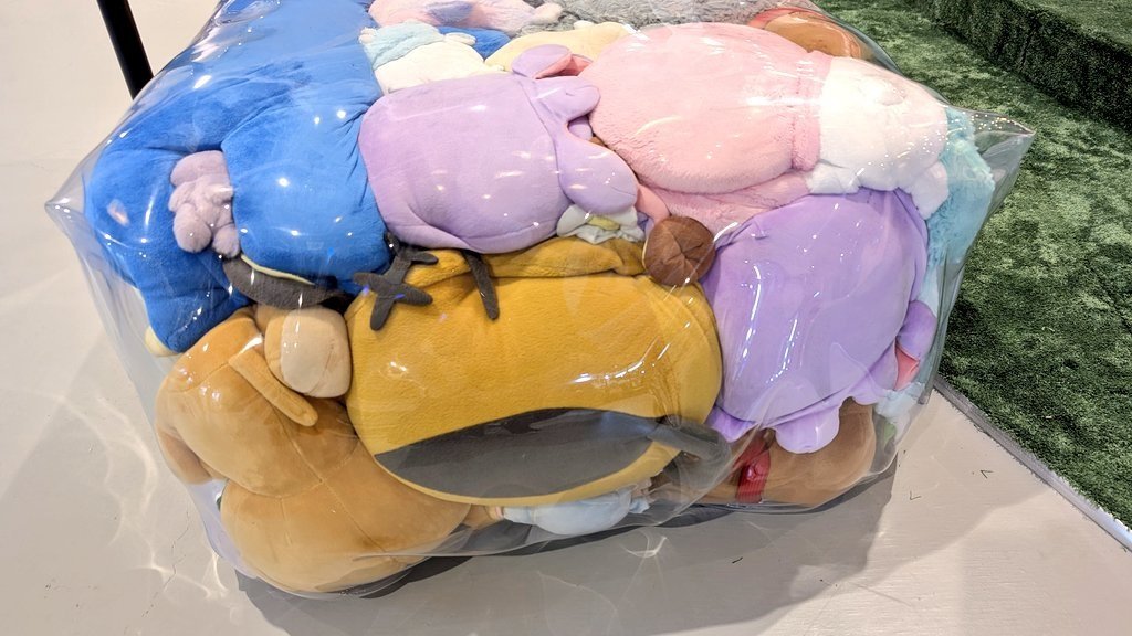 「可哀想すぎる」「悪趣味」大阪万博の“ぬいぐるみベンチ”展示にポケモンファン激怒、任天堂は直撃に「許諾したものではない」