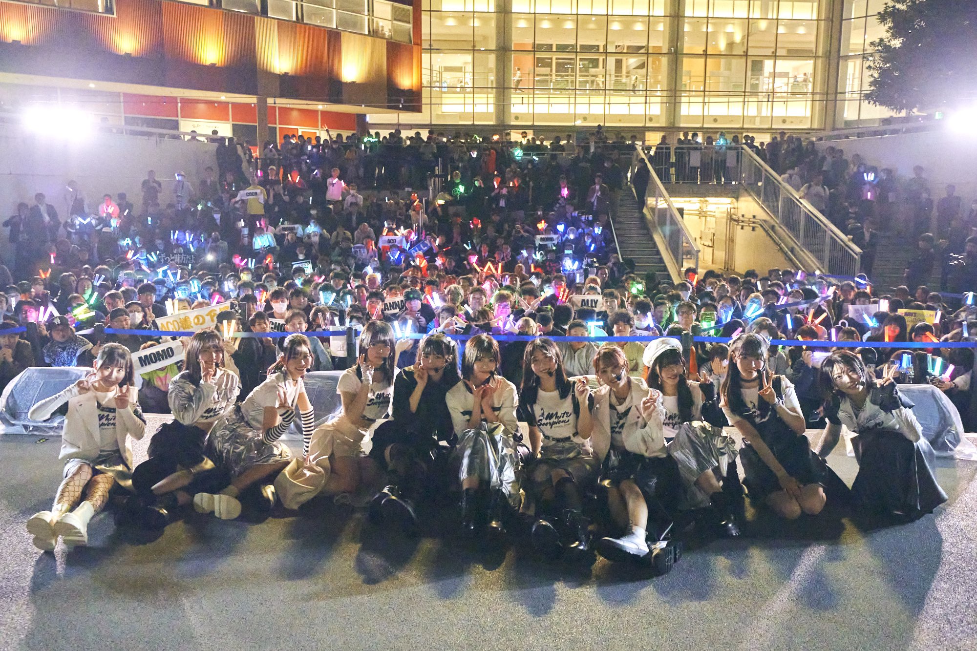 【悲報】秋元康アイドル「ホワイトスコーピオン」1000人集客目指すも600人で悔し泣きｗｗ