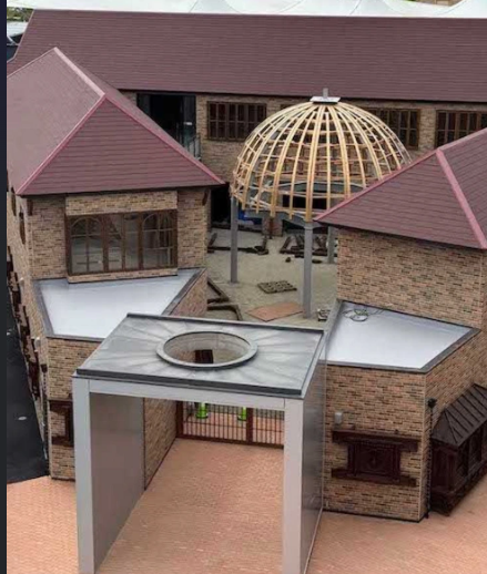 木材が剥き出し…万博の『ネパール館』費用未払いで工事中止に「もう休憩所にしろ」の呆れ声