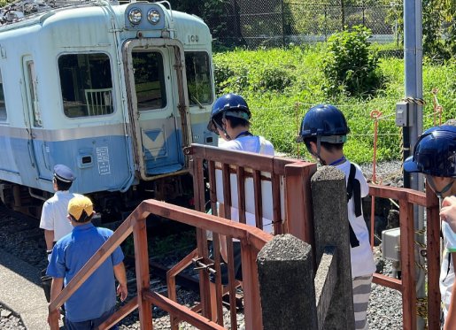 低学年の小学生たちが鉄道を利用して下校する様子に……、世界「凄い」。→→ 日本人は、スキャモン発育曲線で証明できるように、プレゴールデンエイジに脳や神経が発達する。だから日本人は優秀なんよ