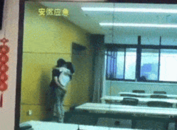 【中央日報】 空いた会議室で抱き合った男女職員…中共国営企業の大型スクリーンを通じて生中継