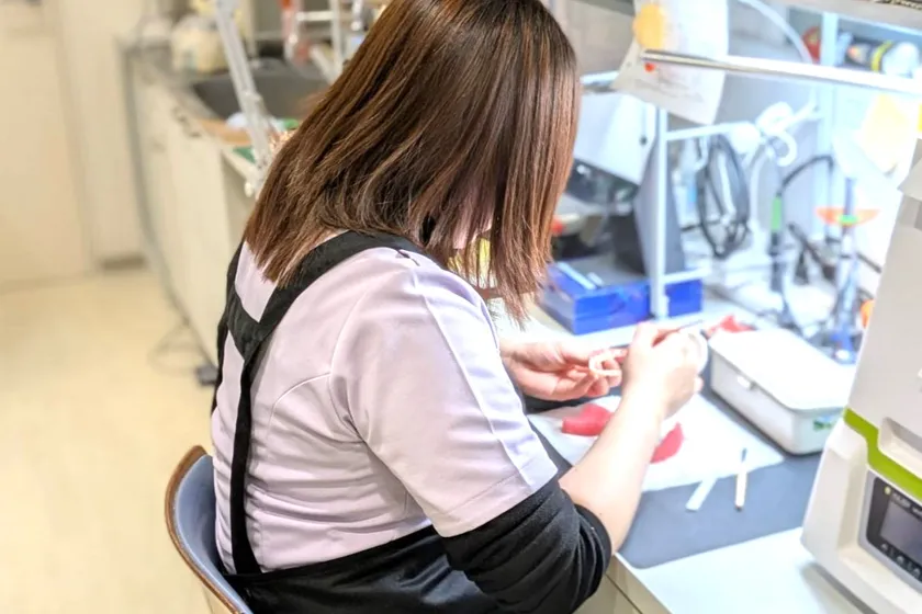 あなたも「入れ歯難民」になる恐れ　つくり手の歯科技工士が不足する見通し