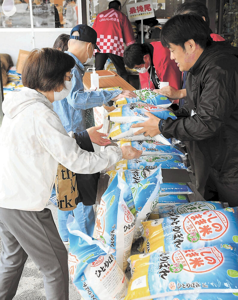 【午前９時の開店前に行列】待望の新米、価格は昨年の１．５倍、にぎわう　高値でも需要