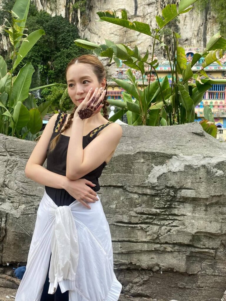 【声優】平野綾　中学で腫瘍発見、大河出演俳優とスピード離婚…〝手にびっしりヘナタトゥー〟最新ショット