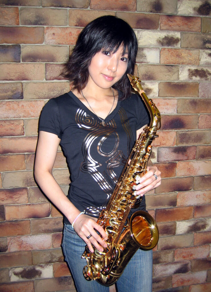 【音楽】43歳サックス奏者・小林香織が乳がん手術から復帰、頭髪ない写真公開「治療続きますが」松任谷由実と共演