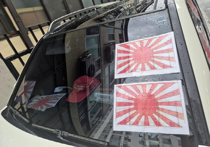 【韓国】 また旭日旗ベンツが目撃され物議、車内に「MAGA帽子」も＝韓国ネット「日本に追放を」