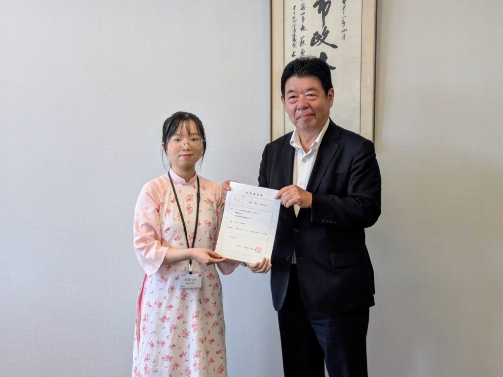 【岡山】ベトナム人会計年度任用職員　通知書を授与　多文化共生をさらに推進・美作市