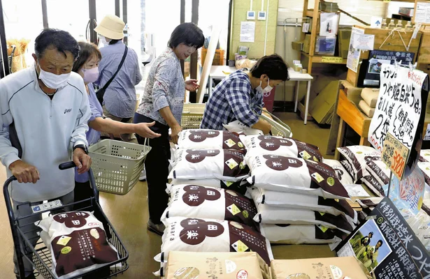 【新米フェアに行列、つや姫特別価格　５キロ３９８０円（税込み）】開店の３０分前に並んで２袋を購入した男性 「新米なのに値段が安くて買いに来た」