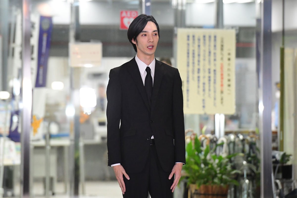 清水尋也被告　ネットざわつく黒スーツ姿に「ビジュが良すぎる」「保釈のビジュじゃない」「映画のワンシーン」「スタイル良すぎ」