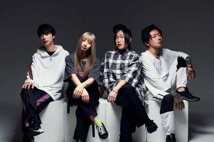 「報われない恋を歌い続けるのは辻褄が合わない」ボーカル入籍で人気ロックバンドMOSHIMOが活動休止