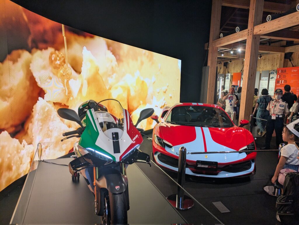 万博イタリア館「すみません、今日からちょっとしたクルマとバイク展示しますね」