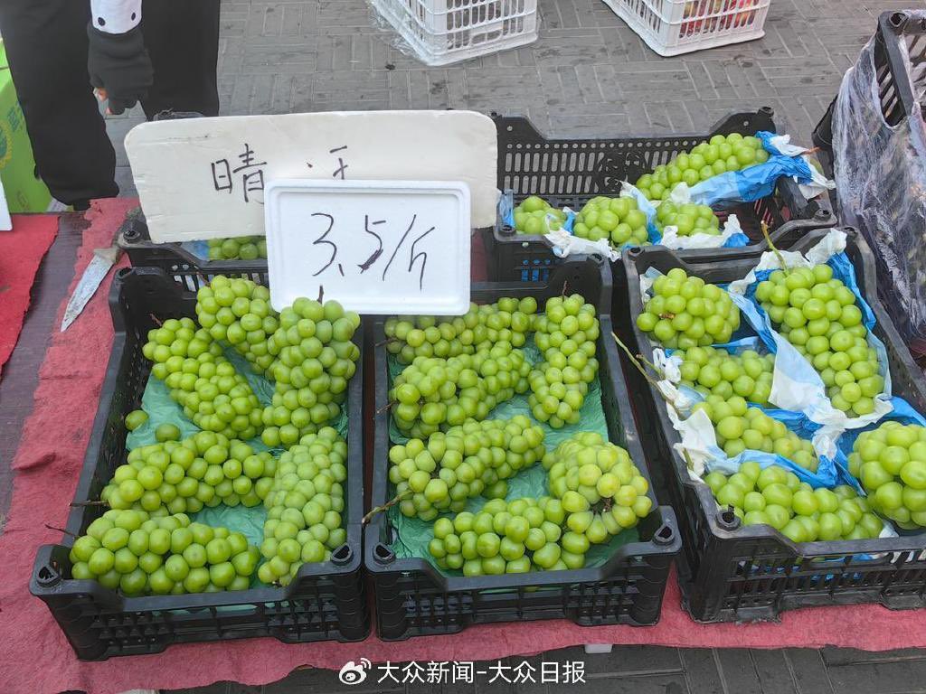 【投げ売り状態やん(´・ω・｀)】とうとう中国のシャインマスカット小売価格が、5房で3.5元(70円)になってるンゴね