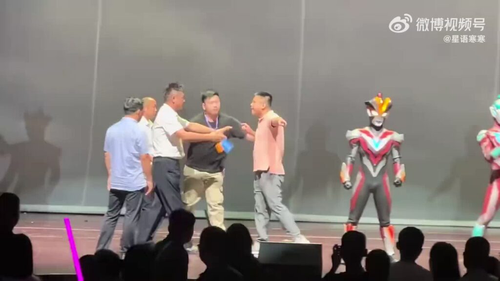悲報】中国で行われたウルトラマンショーに男が乱入「日本のものを舞台に出すな」とウルトラマンに攻撃