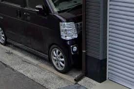 【狭小スペース】「どうやって入れたんや」驚異的な縦列駐車を5年間毎日…“無事故”報告にネット「もはや神業」