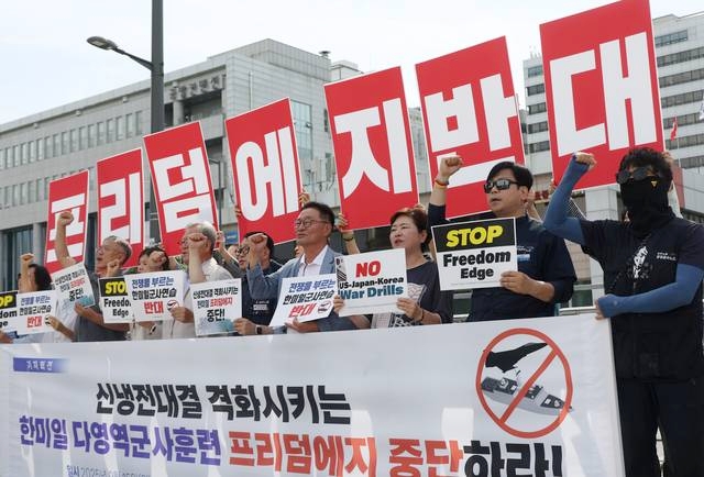 「技術と資金を米国に投資してやっているのに、こんな扱いを受けるのか」「アメリカ人の英語教師2千人を全数調査しろ」