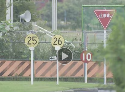 バイク安全運転講習　インストラクターが群衆に大型バイクで突っ込み安全と命の大切さを体に叩き込む