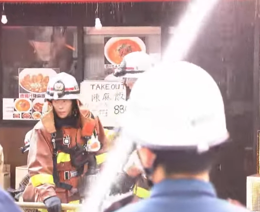 【緊急ライブ】首都高3号渋谷線 高速道路沿いの店舗で火事か 東京・三軒茶屋 ヘリ空撮