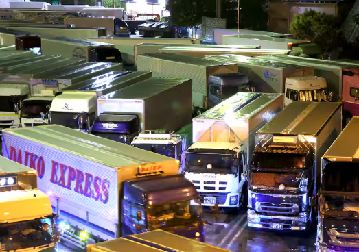 【物流】PAを何カ所も探し… 深夜の高速道路で休む場所がないトラック運転手の苦悩と異様な光景