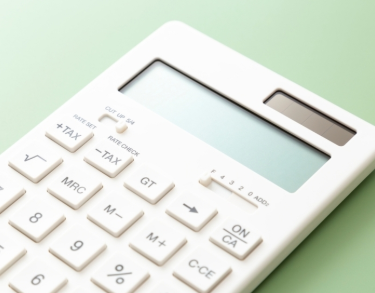 【相談】従兄弟が「ふるさと納税で10万円寄付している」と話していて驚きました。私は毎年3万円程度です。ふるさと納税で10万円寄付する人は、どのくらいの年収なの？