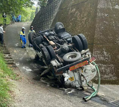 【長崎】長崎市三和町でバキュームカー横転　浄化槽用の水を運搬中　中身の流出なし