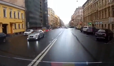 【動画】歩きスマホ女さん、車道を歩いて車に抗議する