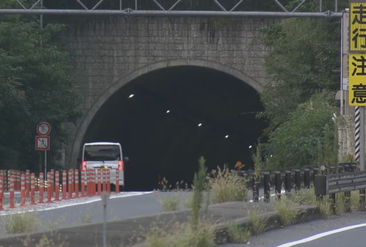 60歳男性の運転する大型バイクが高速道路で転倒し男性死亡　単独の自損事故とみられる