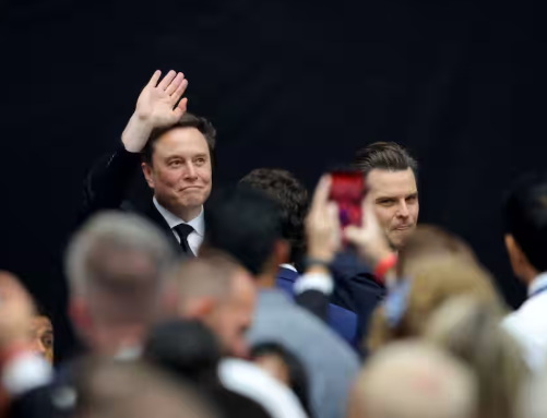 【トランプ米大統領とマスク氏が握手】非難合戦から関係修復か　カーク氏追悼式典会場で