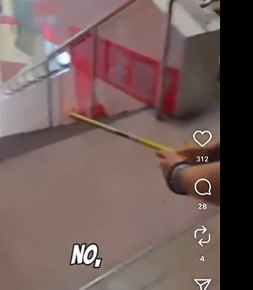 【不逞外国人】日本の電車でおじいさんに暴行した外国人、今度はカラオケ店に向かって花火を噴射！